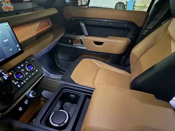 Land Rover Defender 2023