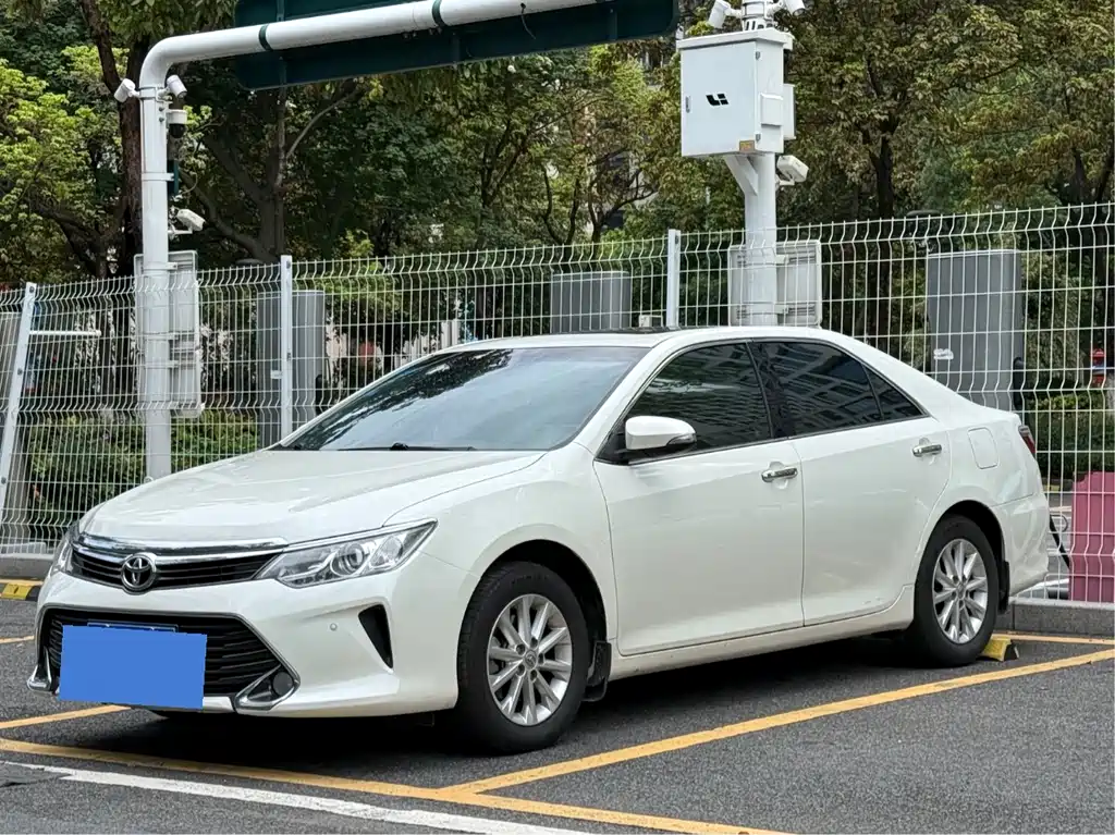 Toyota Camry 2017 — фото 1