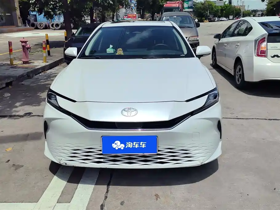 Toyota Camry 2025 — фото 2