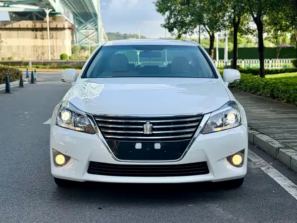Toyota Crown 2013