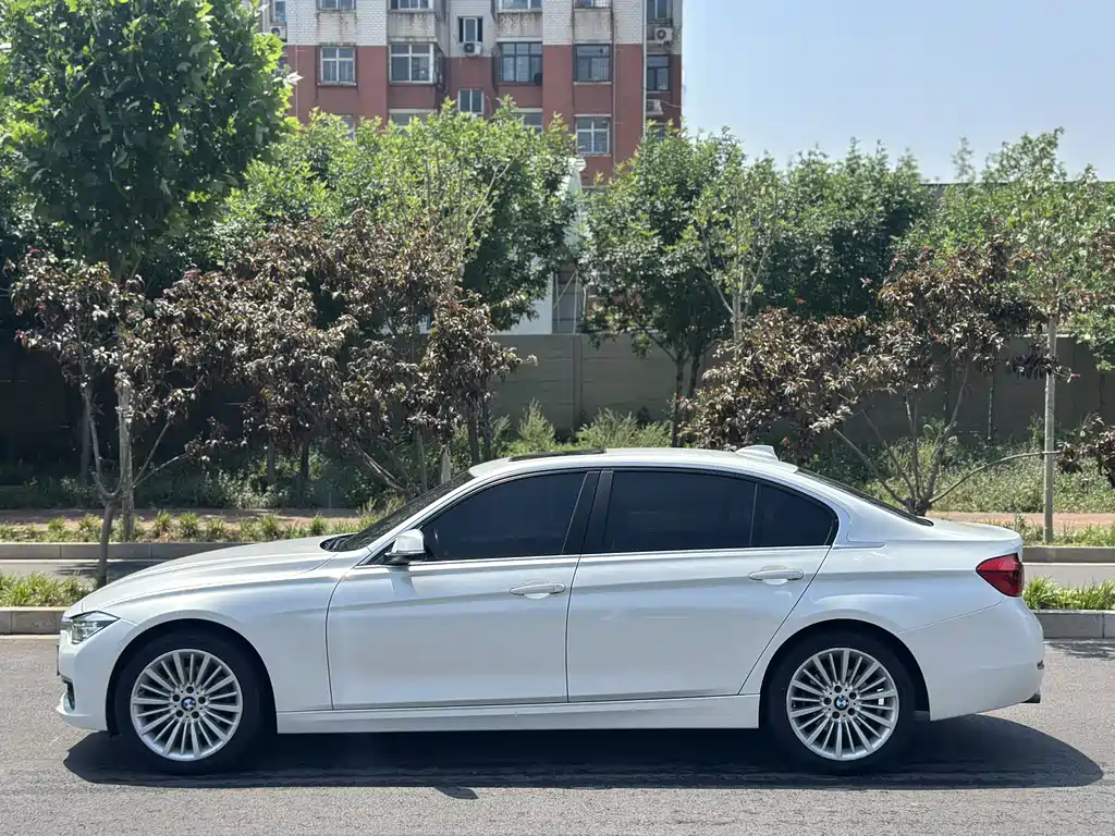 BMW 3 Series 2019 — фото 18