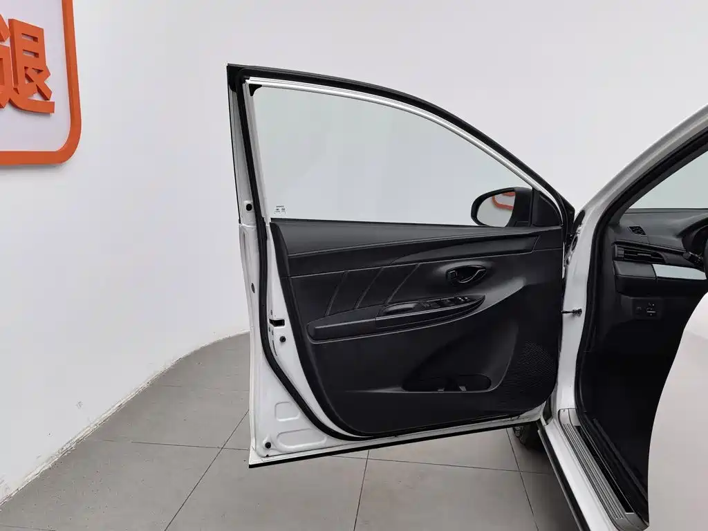 Toyota Yaris L 2021 — фото 8