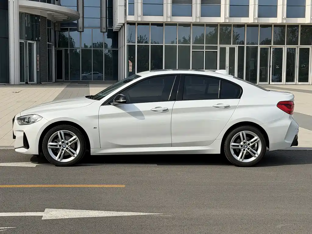 BMW 1 Series 2021 — фото 17