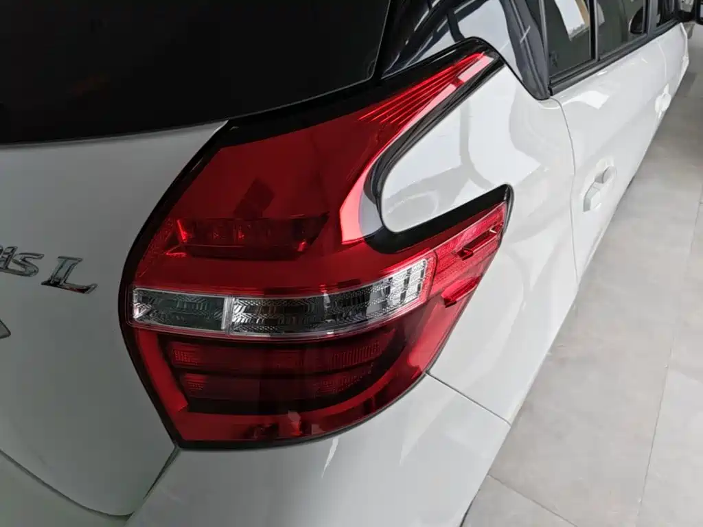 Toyota Yaris L 2017 — фото 8