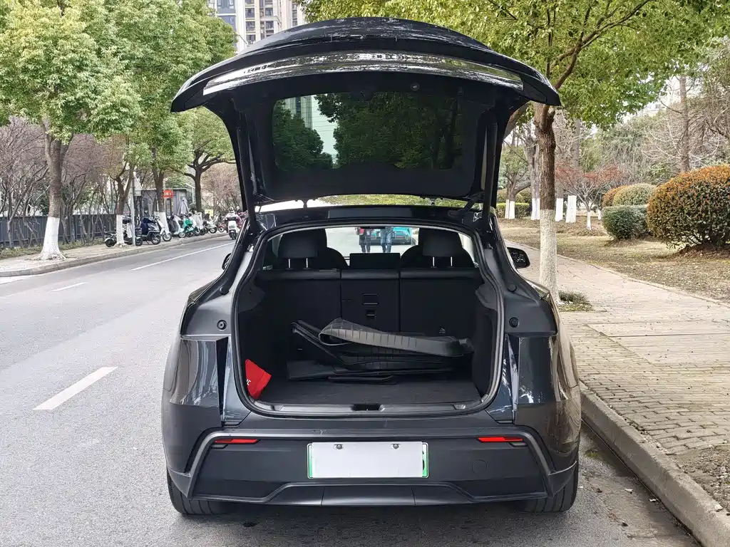 Tesla Model Y 2025 — фото 14