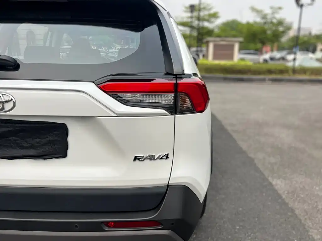 Toyota RAV4 2022 — фото 12