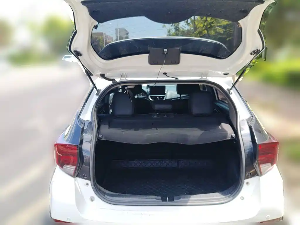 Toyota Yaris L 2022 — фото 16