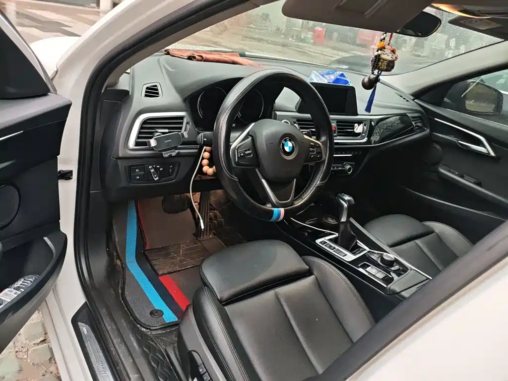 BMW 1 Series 2018 — фото 13