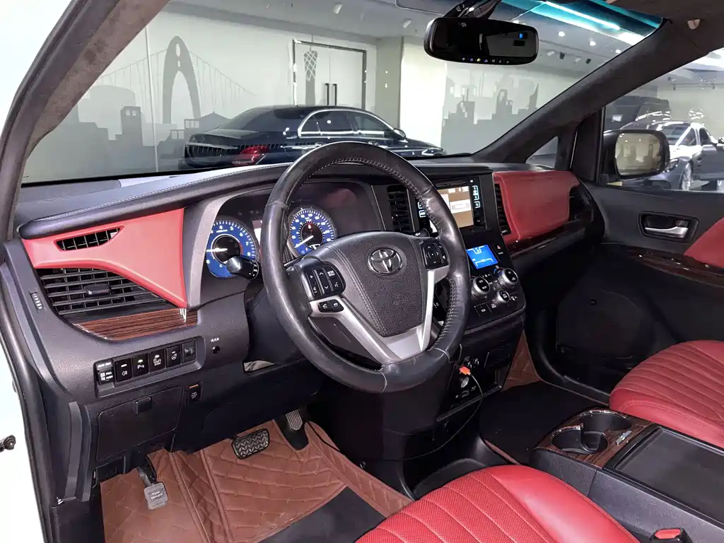Toyota Sienna 2016 — фото 10