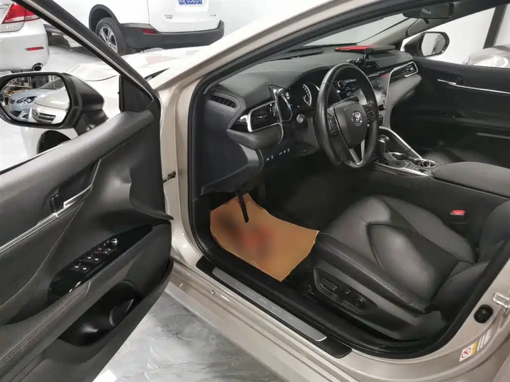 Toyota Camry 2019 — фото 12