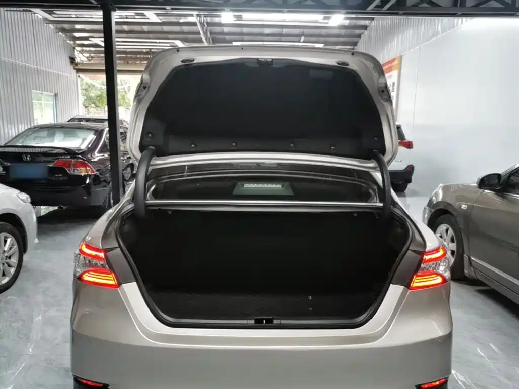 Toyota Camry 2019 — фото 15