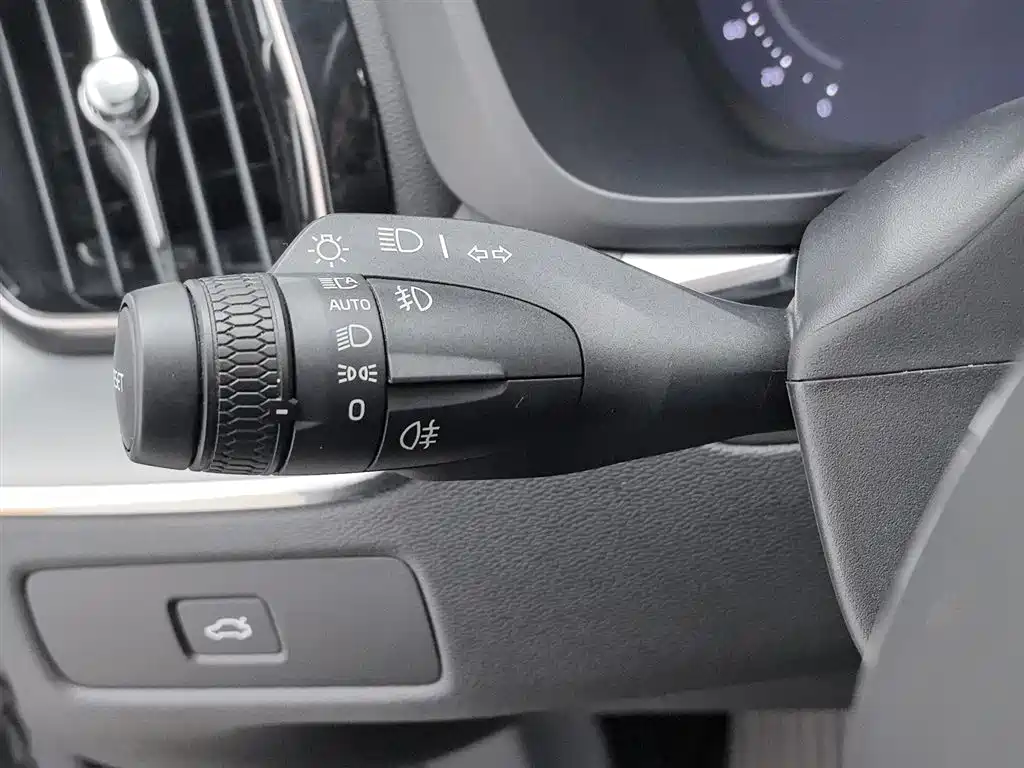 Volvo XC60 2023 — фото 21