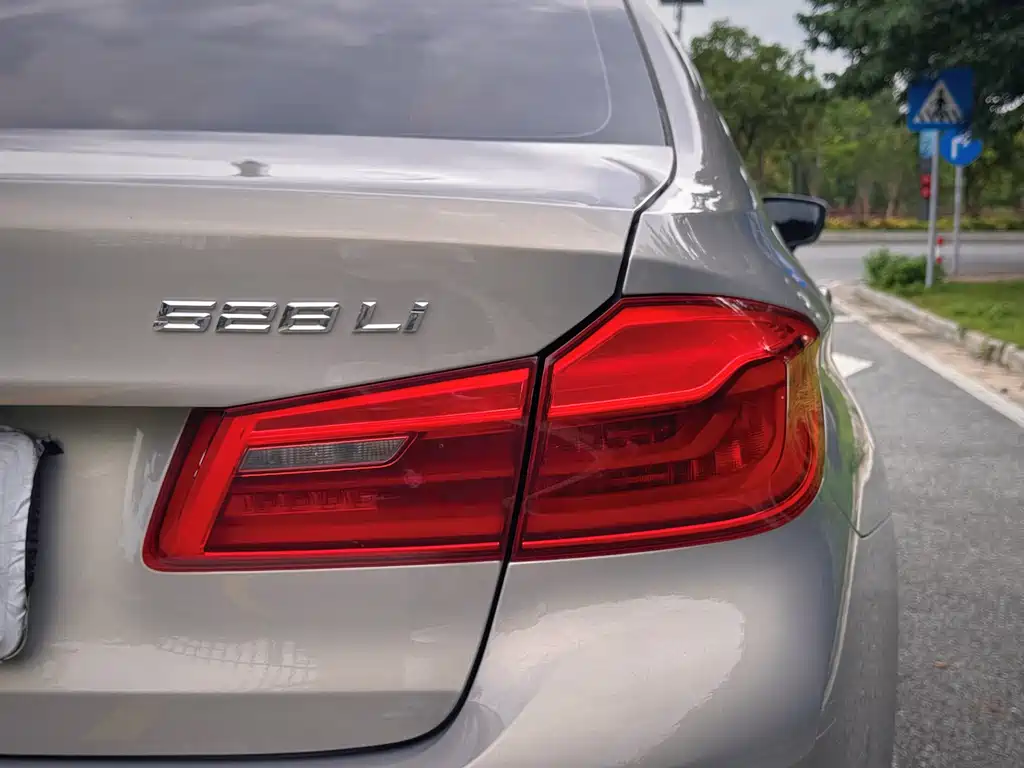 BMW 5 Series 2018 — фото 24
