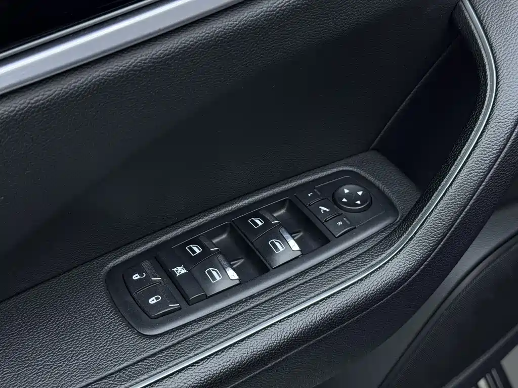 Maserati Levante 2018 — фото 8