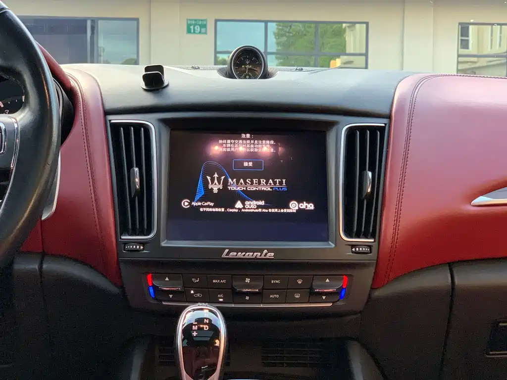 Maserati Levante 2018 — фото 19