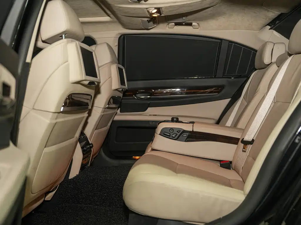 BMW 7 Series 2012 — фото 31