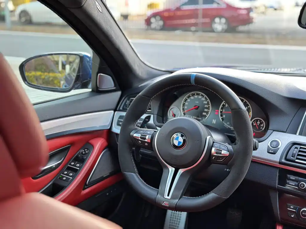 BMW M5 2015 — фото 12