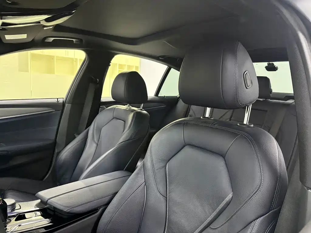 BMW 5 Series 2019 — фото 13