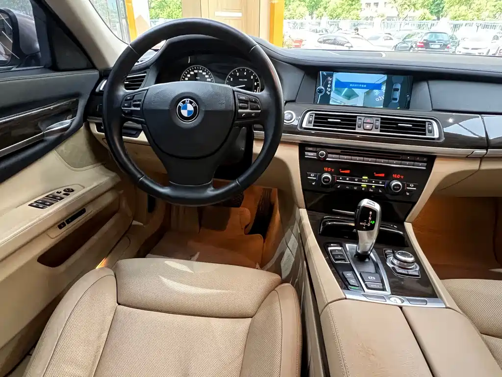 BMW 7 Series 2012 — фото 30