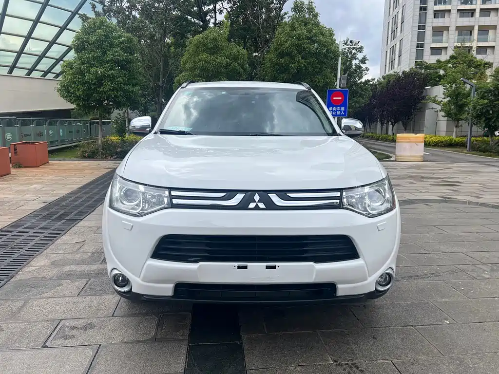 Mitsubishi Outlander 2013 — фото 2