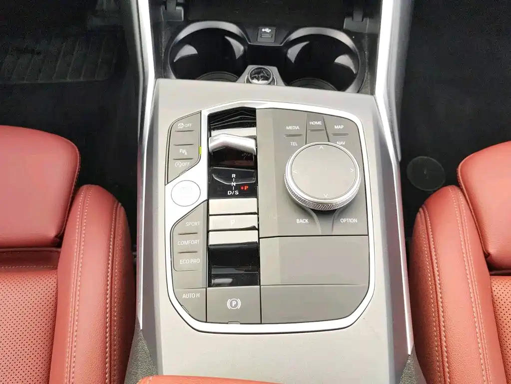 BMW 3 Series 2025 — фото 9