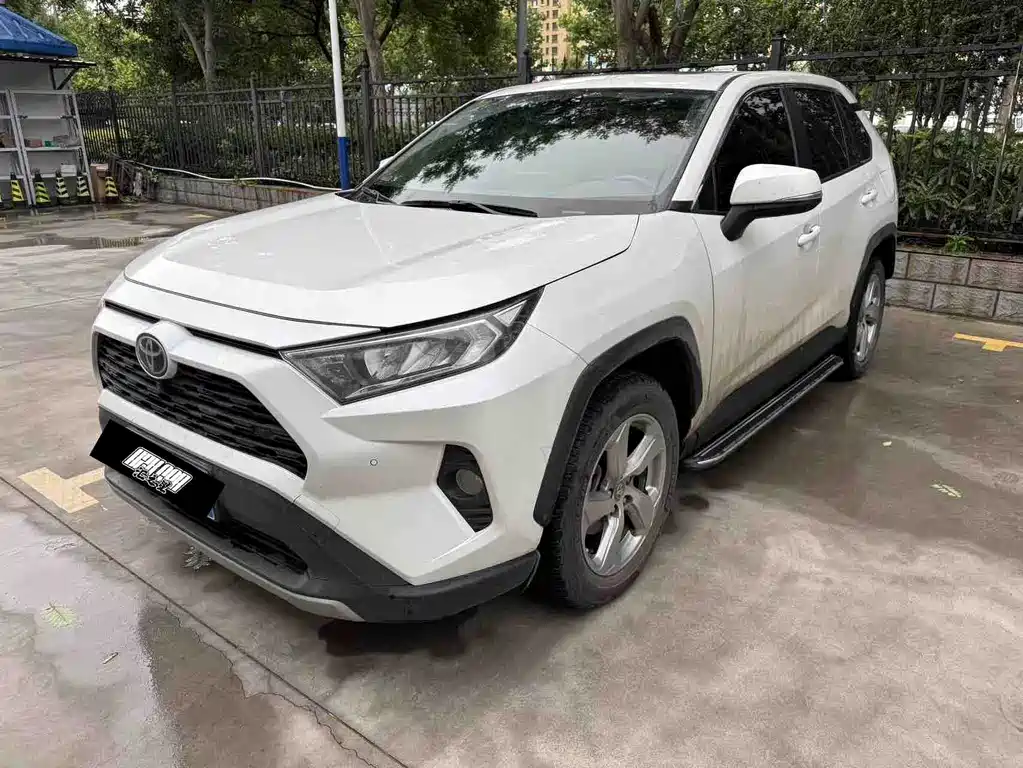 Toyota RAV4 2023 — фото 1