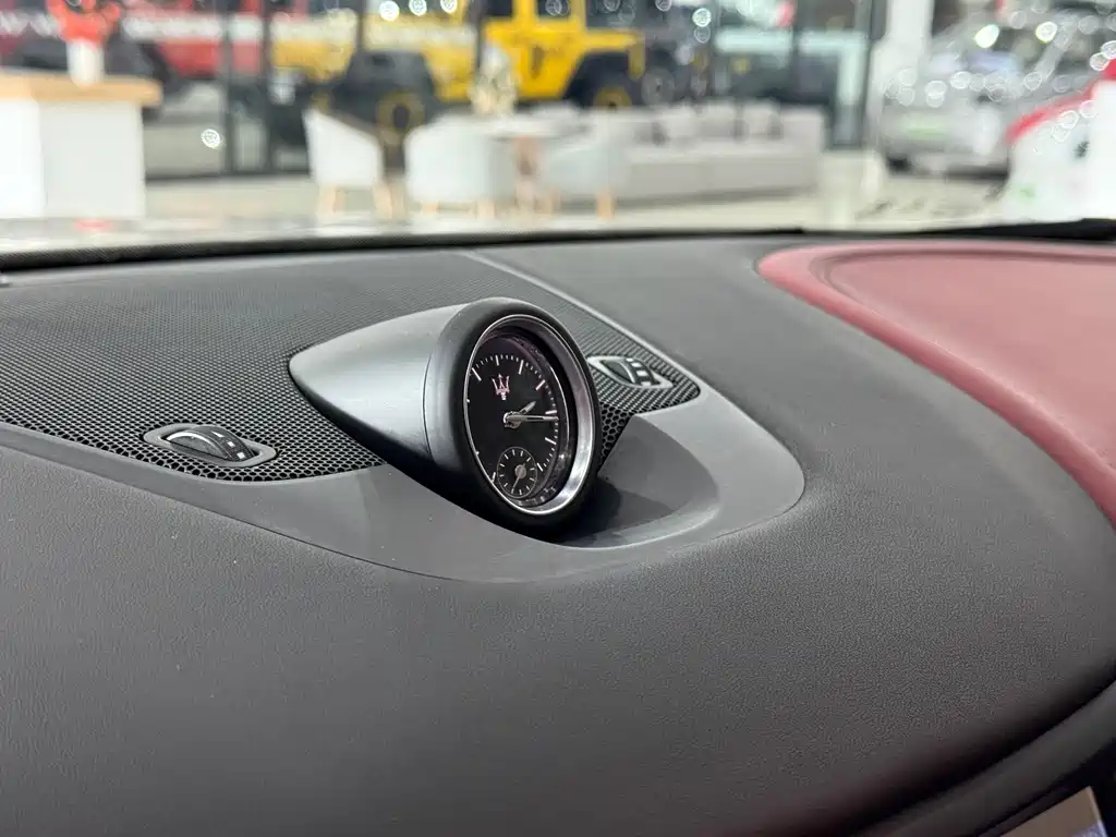 Maserati Levante 2018 — фото 19