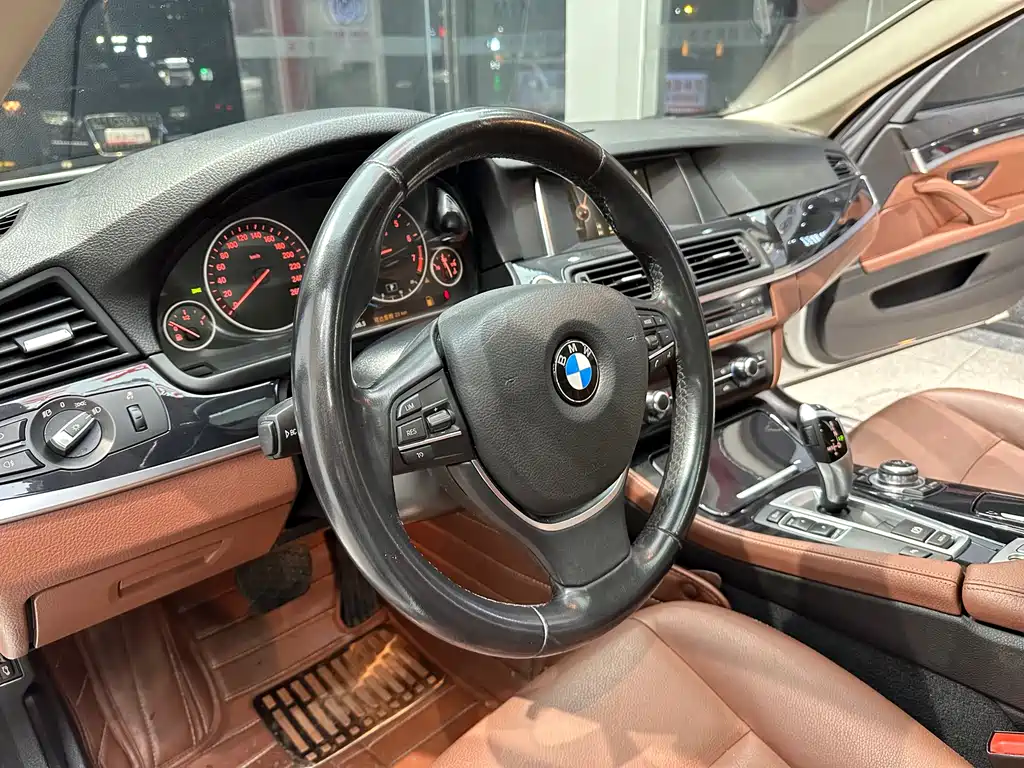BMW 5 Series 2016 — фото 11