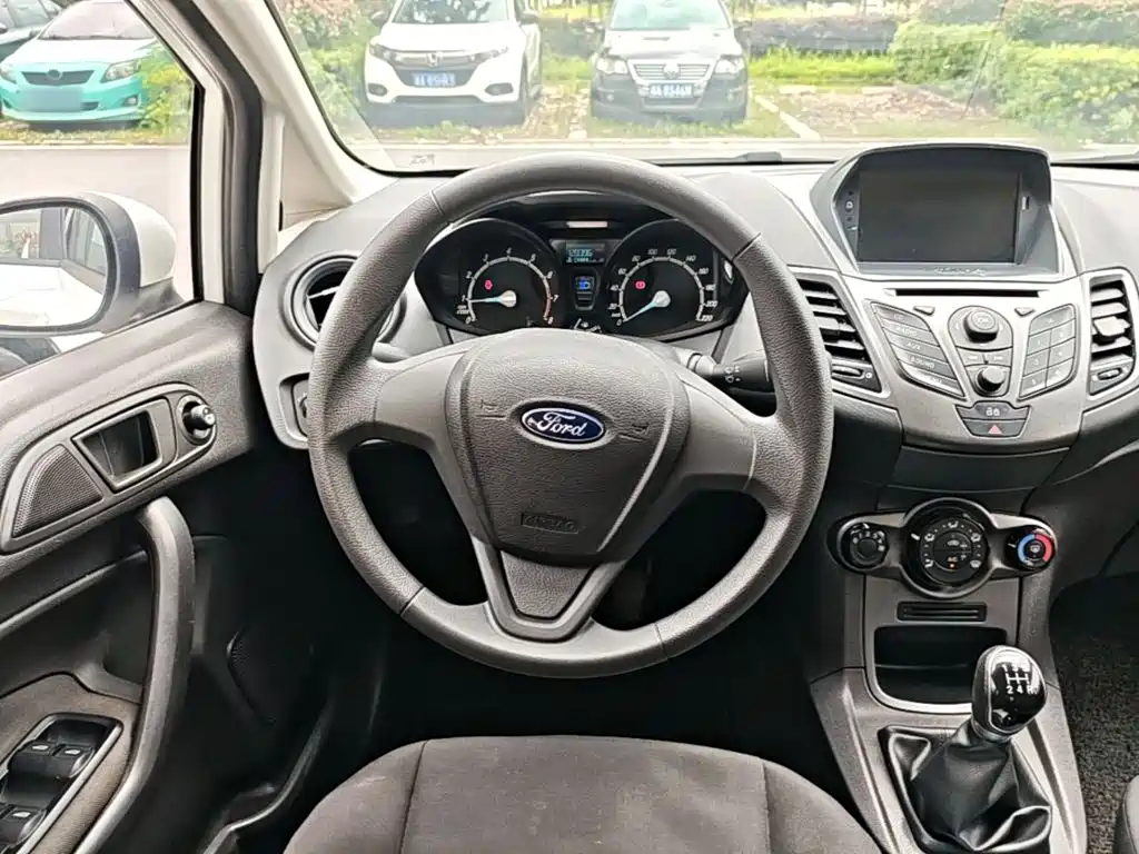Ford Fiesta 2016 — фото 11