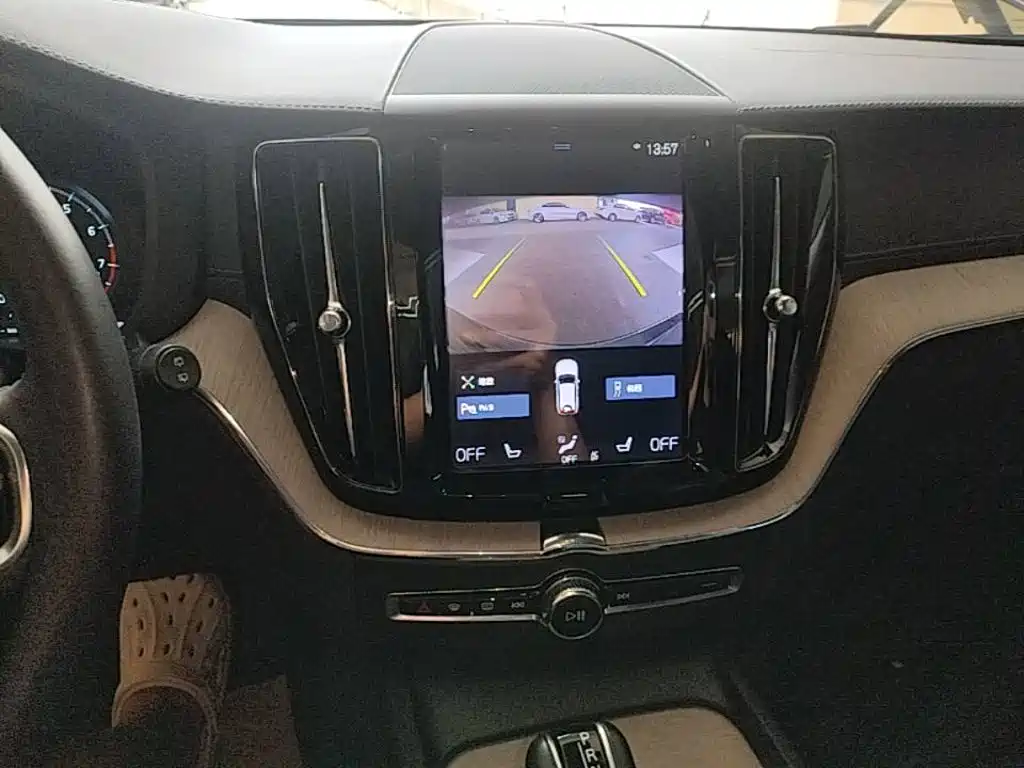 Volvo XC60 2019 — фото 13