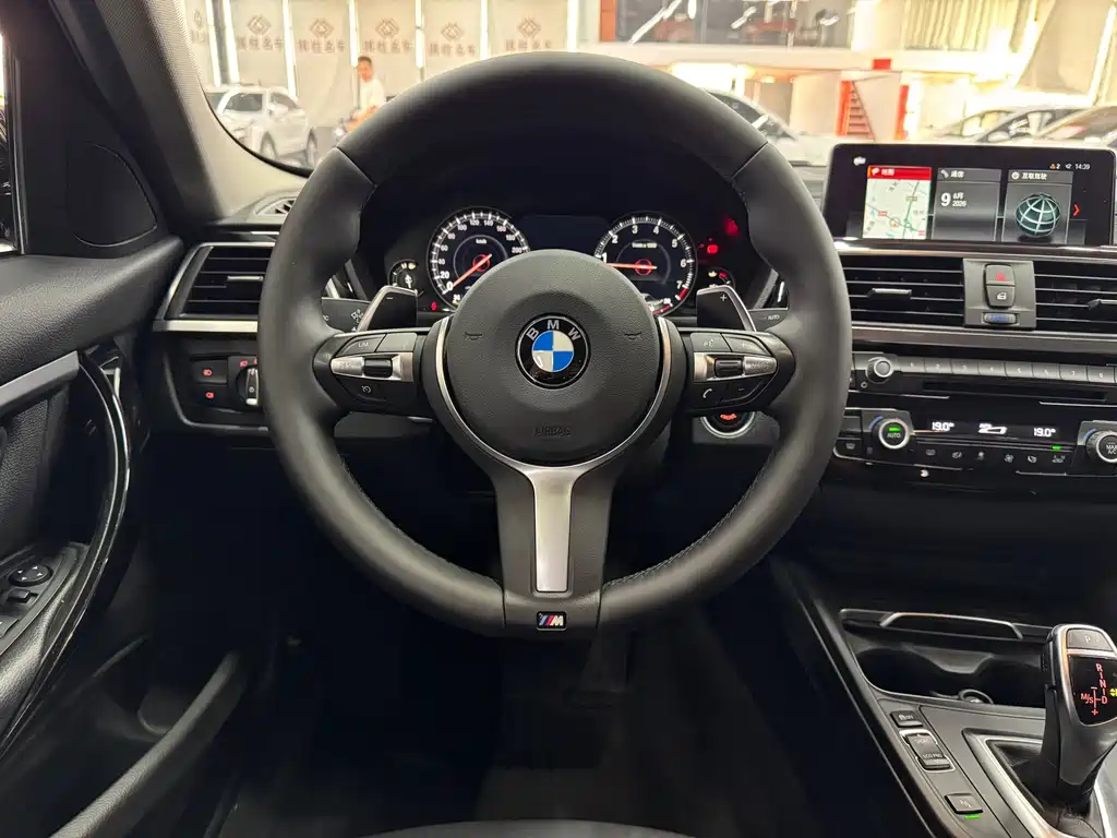 BMW 3 Series 2018 — фото 15