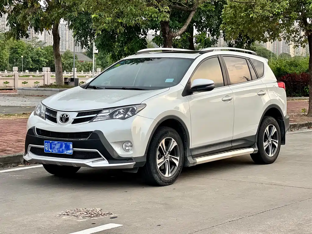 Toyota RAV4 2015 — фото 1