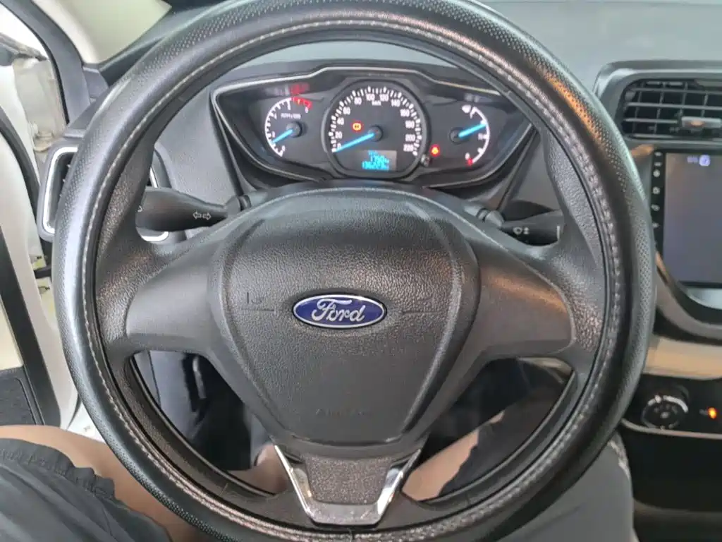 Ford Escort 2017 — фото 11