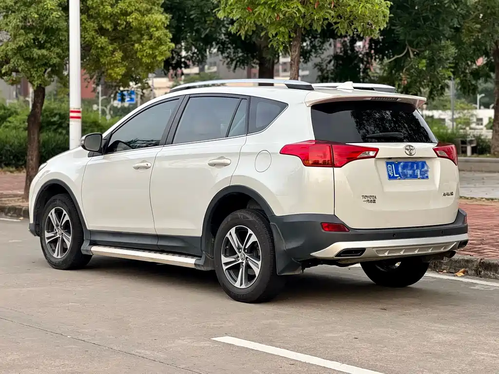 Toyota RAV4 2015 — фото 3