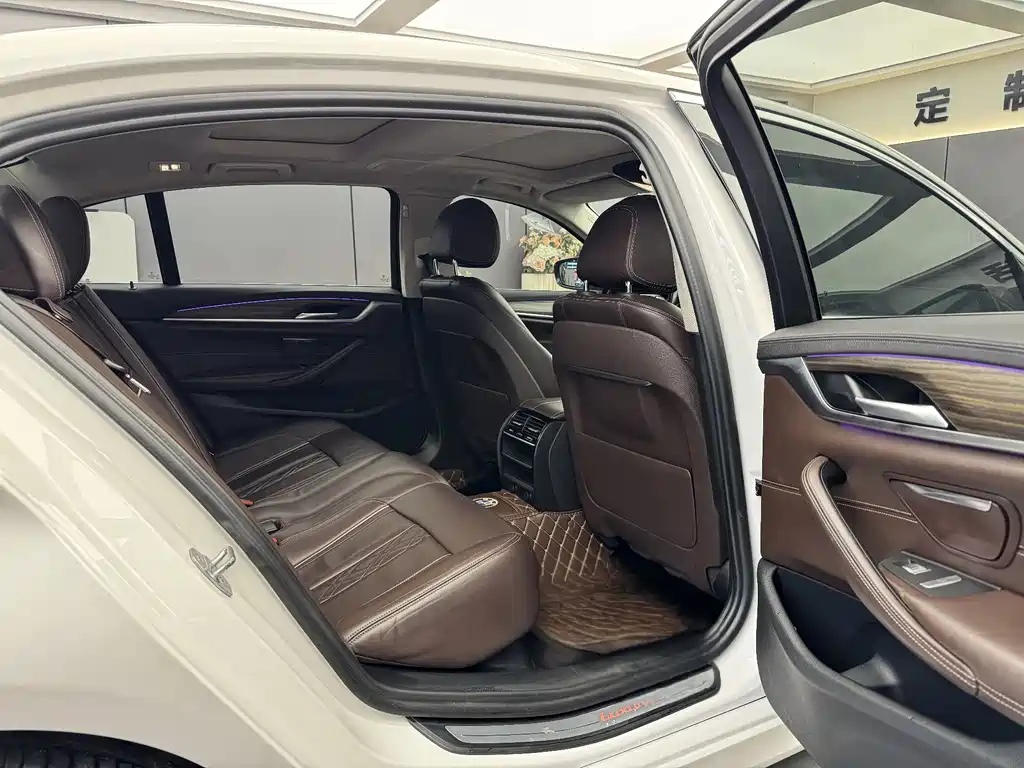BMW 5 Series 2019 — фото 10
