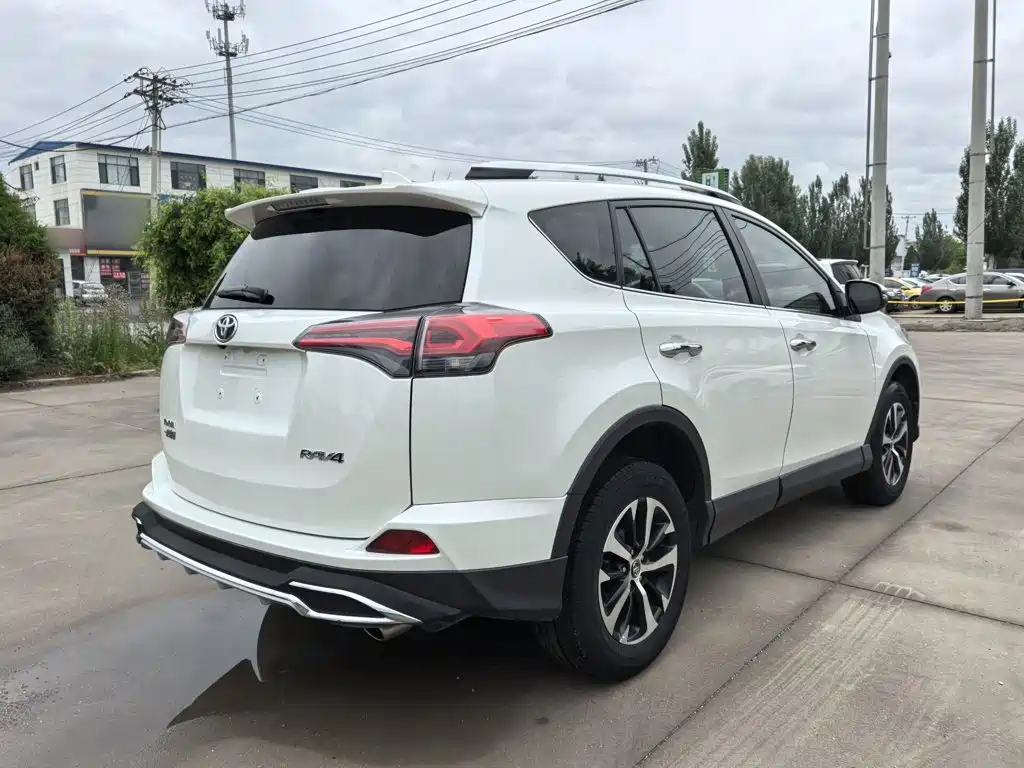 Toyota RAV4 2017 — фото 8