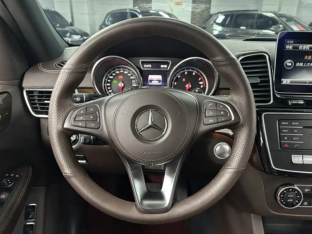 Mercedes-Benz GLS 2017 — фото 18