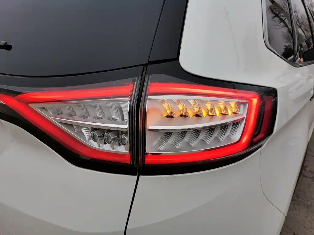 Ford Edge 2017 — фото 24