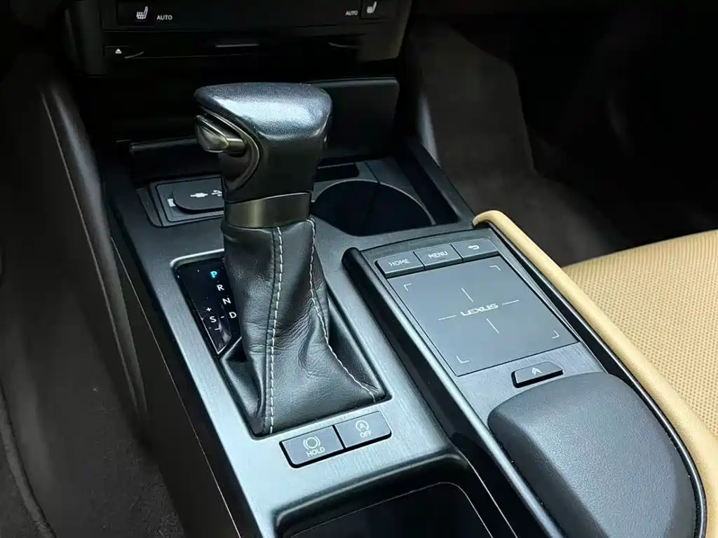 Lexus ES 2019 — фото 18