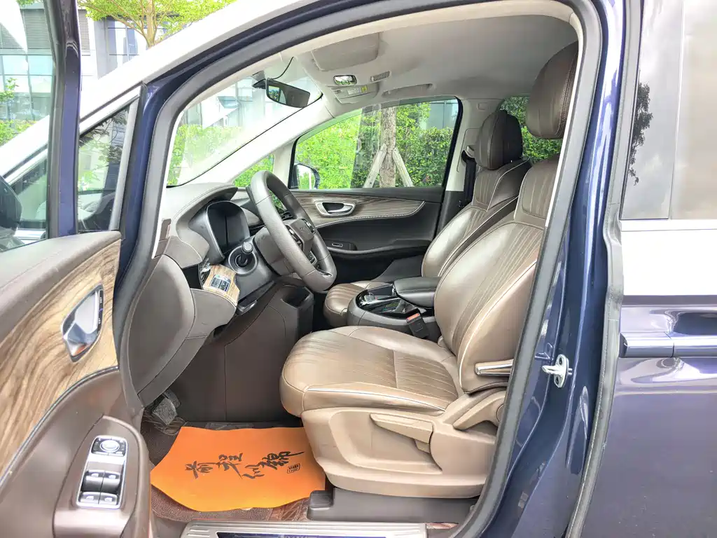 Roewe iMAX8 New Energy 2023 — фото 12