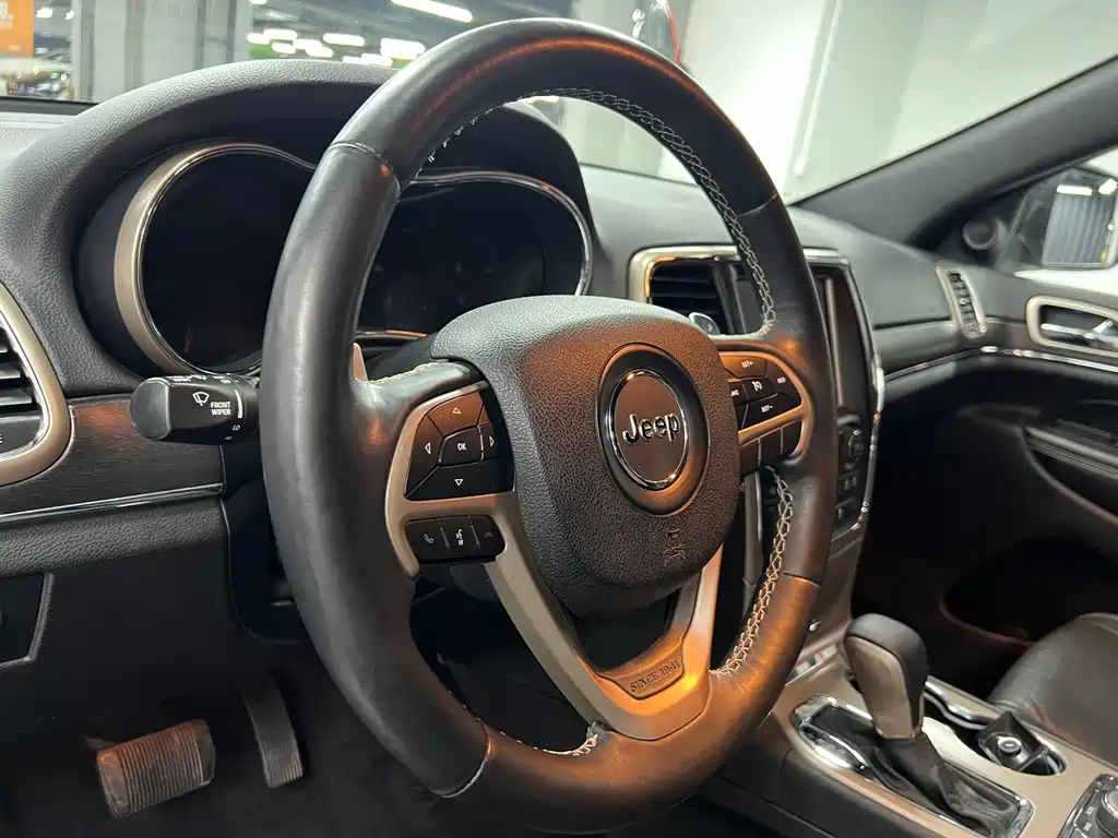 Jeep Grand Cherokee 2017 — фото 10