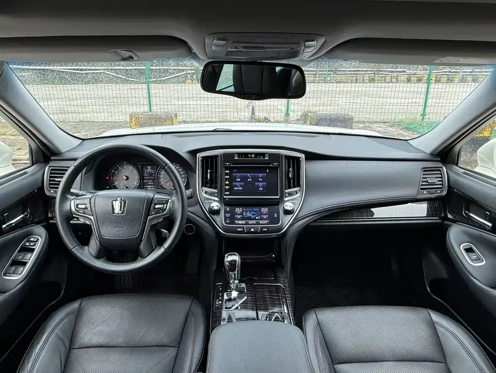Toyota Crown 2015 — фото 15