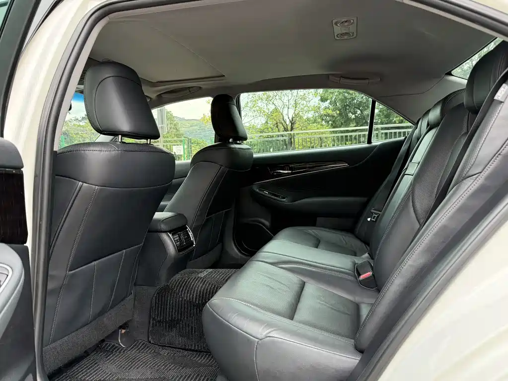 Toyota Crown 2015 — фото 11