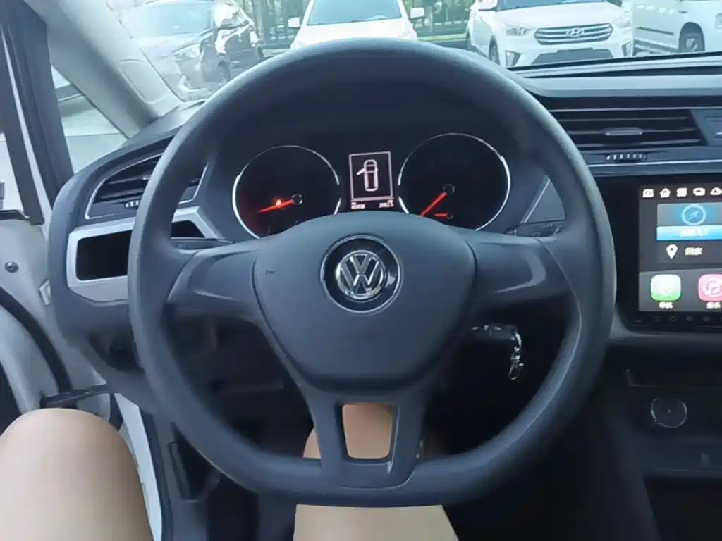 Volkswagen Touran 2017 — фото 11