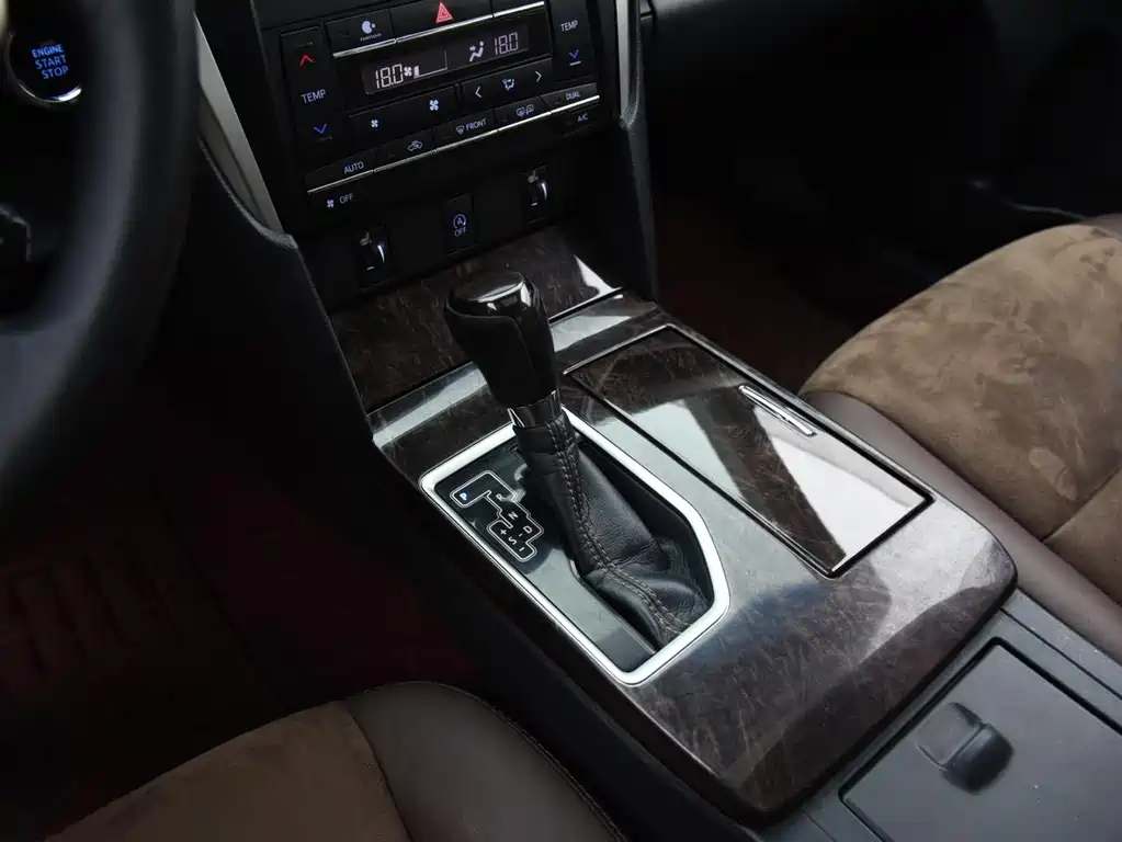 Toyota Camry 2018 — фото 12