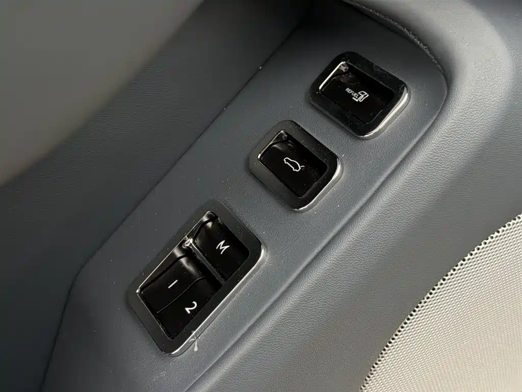 Bentley Flying Spur PHEV 2025 — фото 15