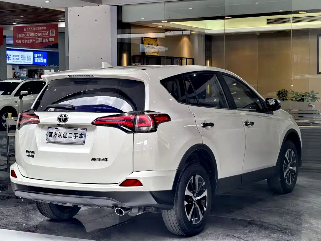 Toyota RAV4 2017 — фото 25