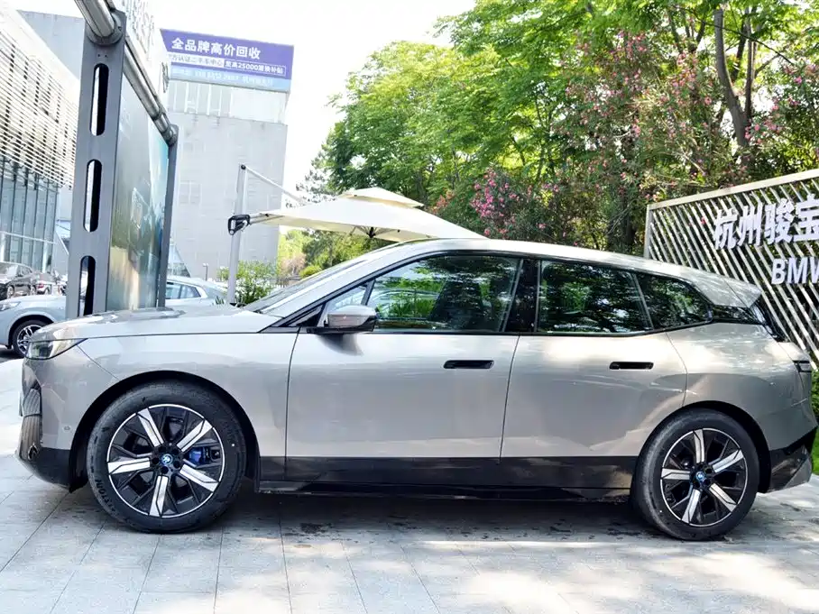 BMW iX 2025