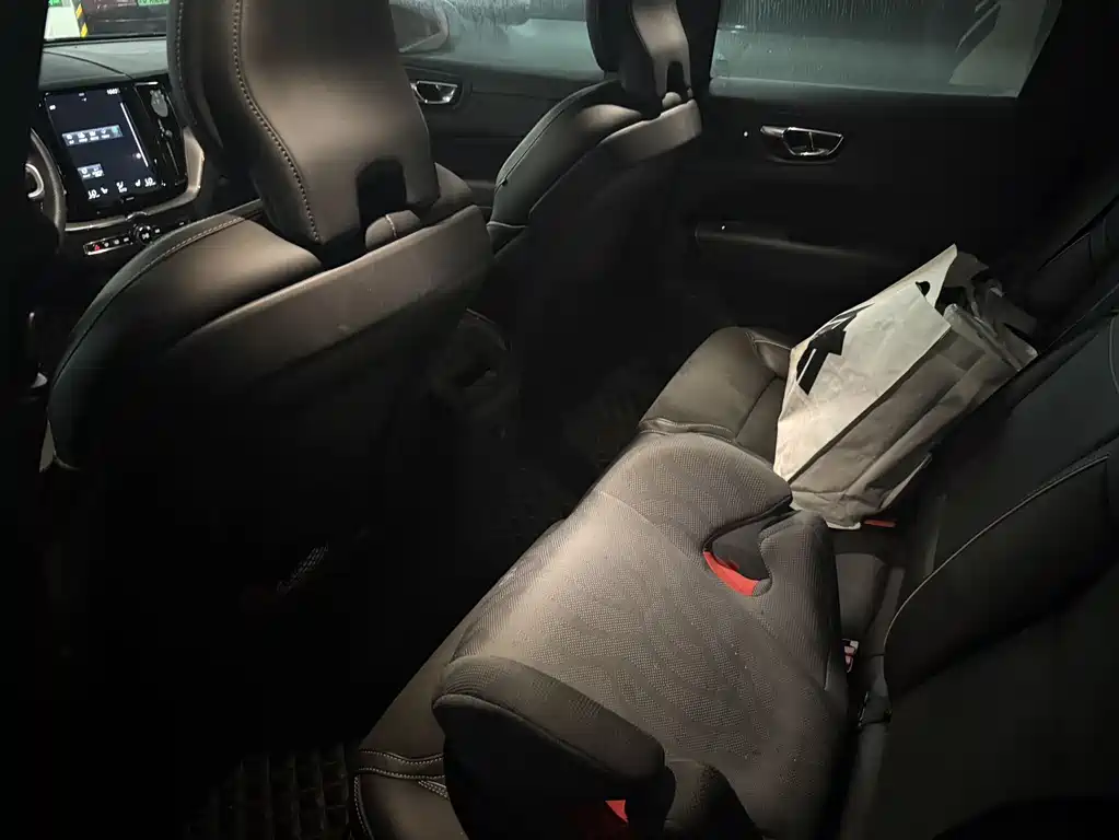 Volvo XC60 PHEV 2018 — фото 9
