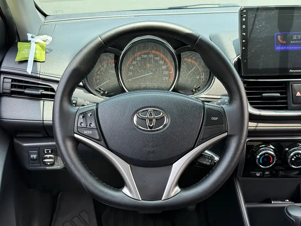 Toyota Yaris L 2022 — фото 10